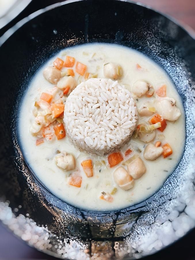 Plat du jour : Cassolette de Pétoncles & Crevettes, riz pilaf 